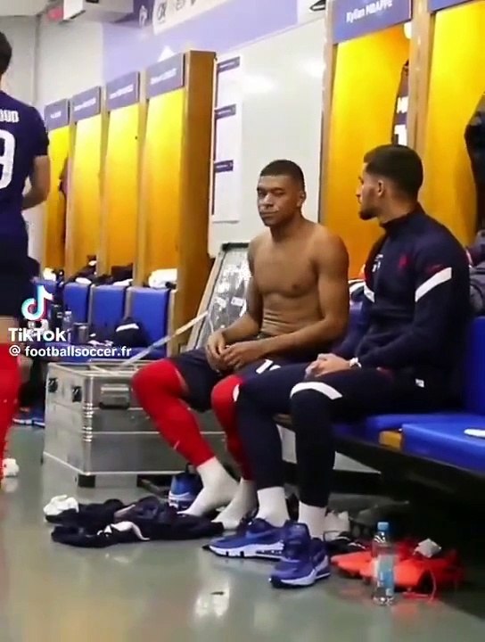 Un compañero le toca el cabello a Mbappé y pasa esto