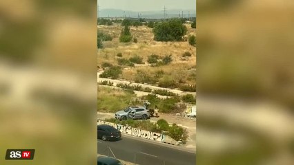 Momento en el que los presuntos implicados en el tiroteo cambian las matrículas