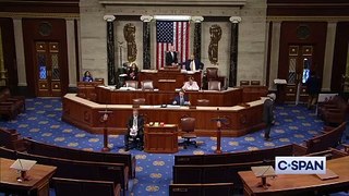 Filho de deputado faz caras e bocas em sessão na Câmara dos EUA