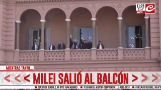 Milei salió al balcón de Casa Rosada y bajó a saludar a un grupo de chicos