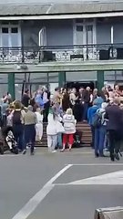 Mulher atira bebida contra Nigel Farage