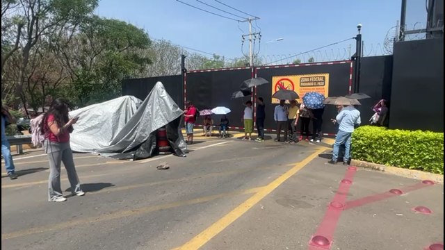 Maestros de la CNTE ‘toman’ el Aeropuerto Internacional de la ciudad de Oaxaca