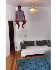 男がドアに登り、ペットを部屋へ呼び入れて混乱させる