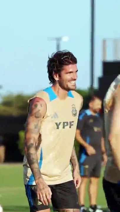 Dibu Martínez le atajó un penal a Lautaro Martínez en la práctica de Argentina en Miami y mostró su nuevo baile para festejar