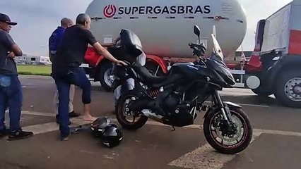 Duas pessoas ficam feridas após colisão entre carro e moto na rodovia BR-369
