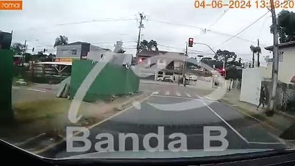 Câmera registra momento em que motociclista avança sinal vermelho, bate em carro de app e fica ferido; assista