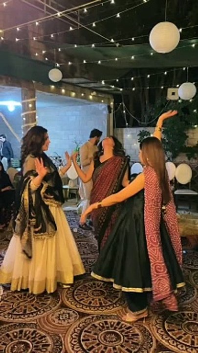 Zaranoor abbas and friends dance on cazans wedding