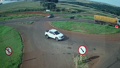 Vídeo mostra Palio atravessando Trevo e quebrando tornozelo de motociclistas