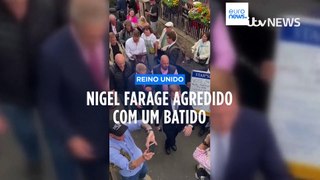 Nigel Farage atacado com um batido de banana