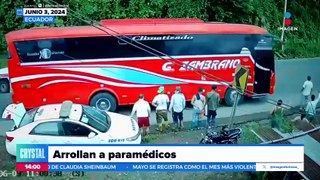 VIDEO: Autobús arrolla a paramédicos