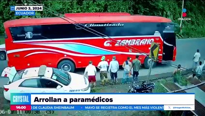 VIDEO: Autobús arrolla a paramédicos