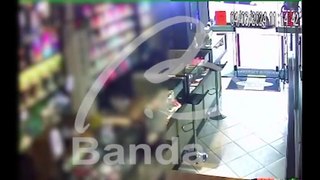 Vídeo mostra dupla de suspeitos invadindo loja, rendendo funcionárias e roubando celulares no Sítio Cercado
