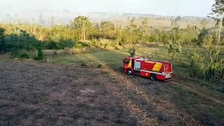 Bombeiros trabalham para conter incêndio de grandes proporções em área rural de Umuarama