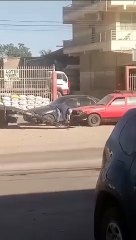 Video: Grúa se lleva un auto parqueado en una avenida y terminan vendiéndolo a un depósito de chatarra