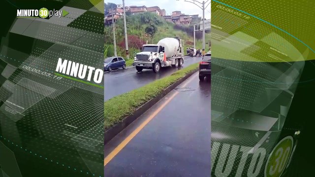 Gran trancón por accidente de tránsito en la variante de Caldas cierre vial en sentido Sur-Norte