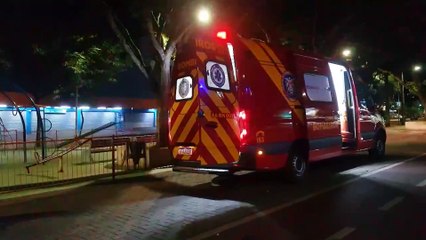 Homem é socorrido pelos Bombeiros após queda de bike em ciclovia na Avenida Brasil