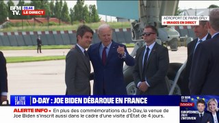 Joe Biden descend de son avion, accueilli par Gabriel Attal à l'aéroport d'Orly