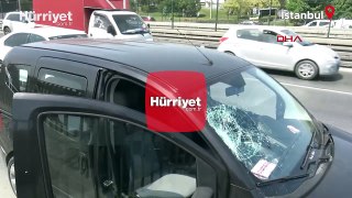 Avcılar D-100’de otomobilin önünü kesip sopayla camlarını kırdı