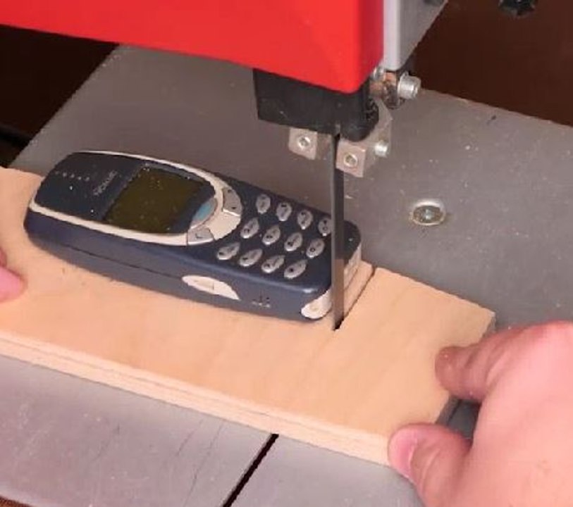 Give second life to an old phone with these awesome recycle ideas!