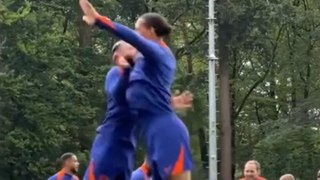 Video, Olanda: l'allenamento petto contro petto