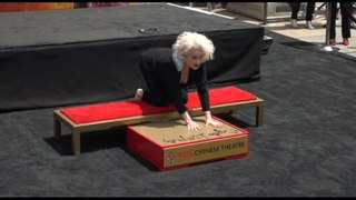 Cyndi Lauper lascia le sue impronte al Chinese Theatre di Hollywood