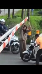 Aksi Heroik Gadis Cantik Bantu Buka Palang Kereta, Bikin Salut!