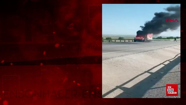 Konya'da ekmek dağıtım kamyoneti alev alev yandı