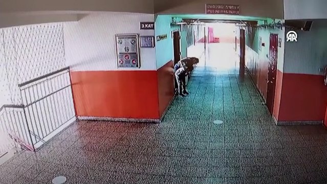 Soluk borusuna sakız kaçan öğrencisini Heimlich manevrasıyla kurtardı