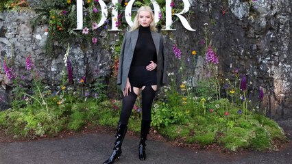 Anya Taylor-Joy e i reggicalze a vista, l'accessorio sensuale alla sfilata di Dior