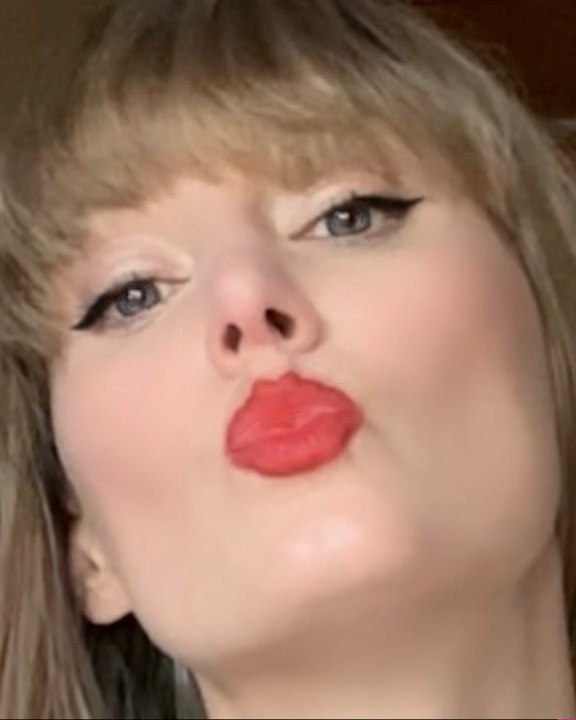 Taylor Swift Lookalike ALWAYS Gets Mistaken for the Superstar!