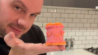 'Tiny Cake Time!' - Visionary cake artist's delightful journey to preparing a Miniature Vintage Hut Cake