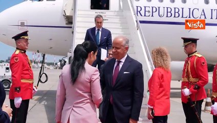 Meloni in Albania, l'abbraccio con Rama e la visita al centro per migranti