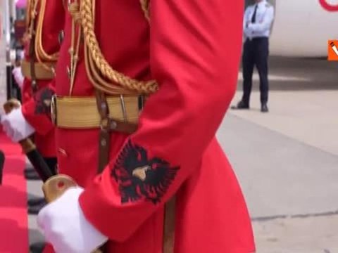 L'abbraccio tra il primo ministro albanese Rama e Meloni, poi la visita al centro per migranti