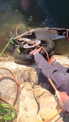On trouve une moto neuve au fond de l'eau !
