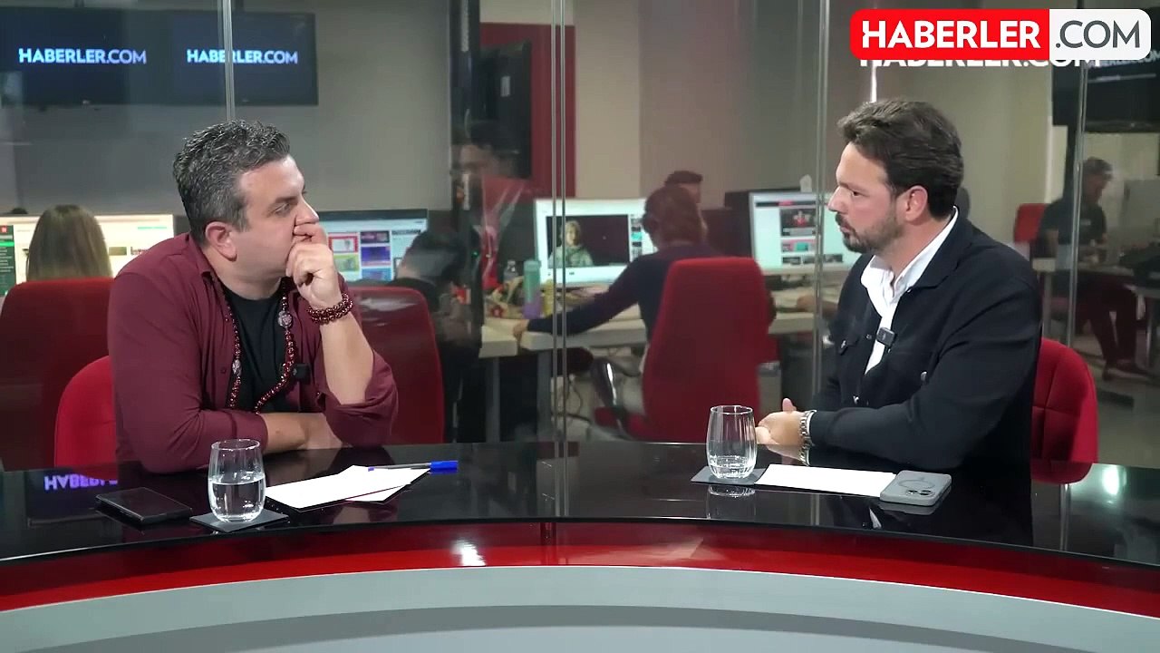 Şarkıcı Çağlayan Topaloğlu, Özcan Deniz'e yükle...