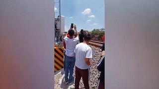 Video: ¡Falleció por una selfie! Una mujer se acercó demasiado a una locomotora