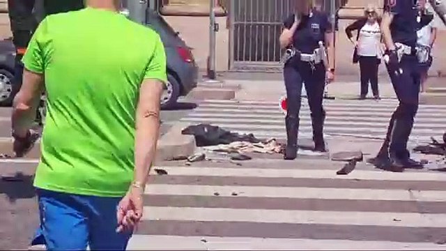 Grave incidente fra auto e moto in piazza Oberdan: centauro sbalzato di sella