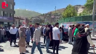 Milletvekili Mehmet Zeki İrmez, Hakkari'deki yürüyüş sırasında polis tarafından tartaklandı.