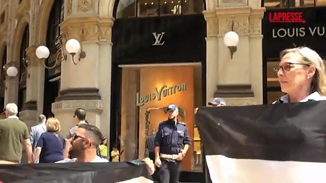 La bandiera palestinese sventola nella Galleria Vittorio Emanuele di Milano