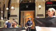La bandiera palestinese sventola nella Galleria Vittorio Emanuele di Milano
