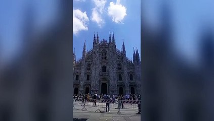 Stefano Apuzzo srotola una grande bandiera palestinese sulla facciata del Duomo di Milano