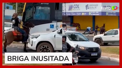 Homem a cavalo e motorista de ônibus brigam no trânsito em Goiás