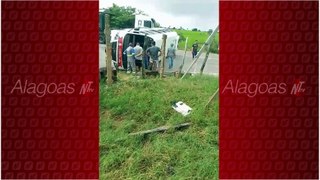 Colisão entre carreta e micro-ônibus deixa rastro de destruição em Taquarana
