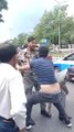 اسلام آباد ٹریفک پولیس عام شہری کو زبردستی گاڑی مین بٹھارہے ہیں ،جبکہ انکے ساتھ  موجود خواتین شور چیختیں رہیں.دیگر شہری بھی ٹریفک پولیس کے اس رویے  پر برہم ,,باقی ویڈیو میں دیکھ لیں۔#islamabad #ICTPolice #islamabad