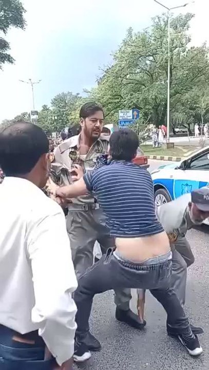 اسلام آباد ٹریفک پولیس عام شہری کو زبردستی گاڑی مین بٹھارہے ہیں ،جبکہ انکے ساتھ  موجود خواتین شور چیختیں رہیں.دیگر شہری بھی ٹریفک پولیس کے اس رویے  پر برہم ,,باقی ویڈیو میں دیکھ لیں۔#islamabad #ICTPolice #islamabad