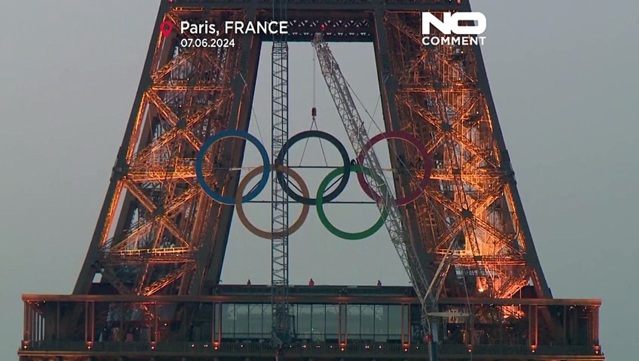 Nur noch 49 Tage, dann geht's los; Gigantische Olympische Ringe am Eiffelturm angebracht.