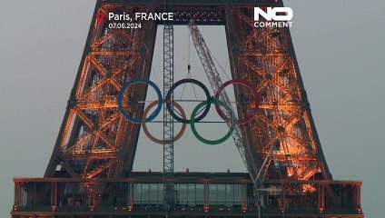 Nur noch 49 Tage, dann geht's los; Gigantische Olympische Ringe am Eiffelturm angebracht.