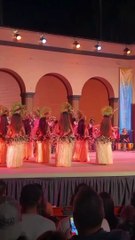 セクシーな可愛い女の子がホットなスカートで踊る