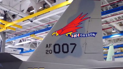 ビデオ: 最初のF-15EXイーグルII戦闘機が米空軍に配備される