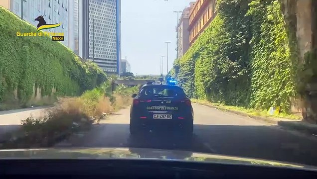 Napoli, scoperto deposito di abbigliamento contraffatto nei sotterranei del Centro Direzionale (07.06.24)